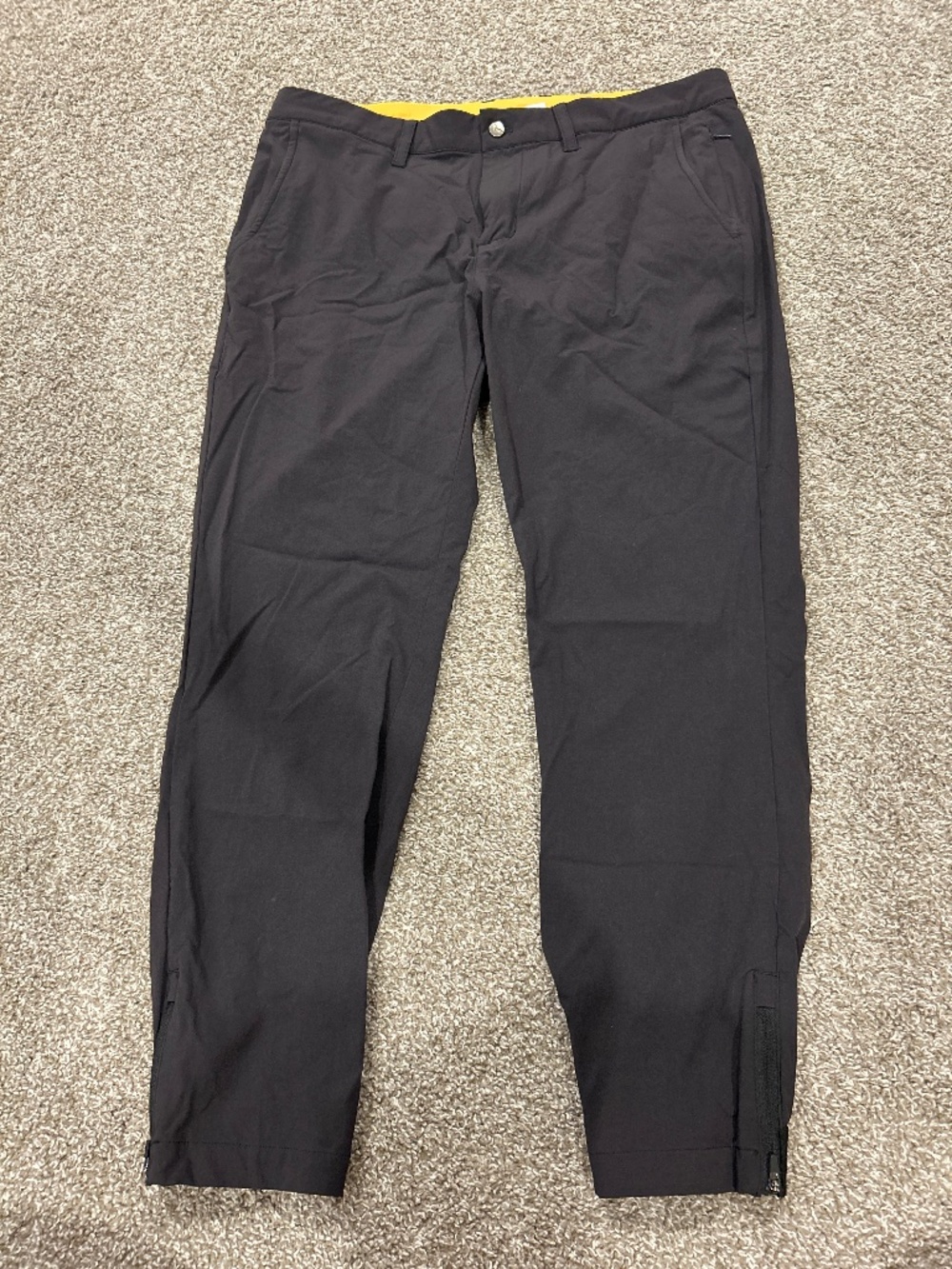 Avalon golf tour joggers size 34 S color is black